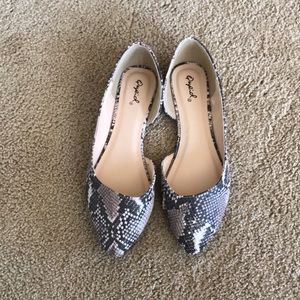 Snake print pointed flats